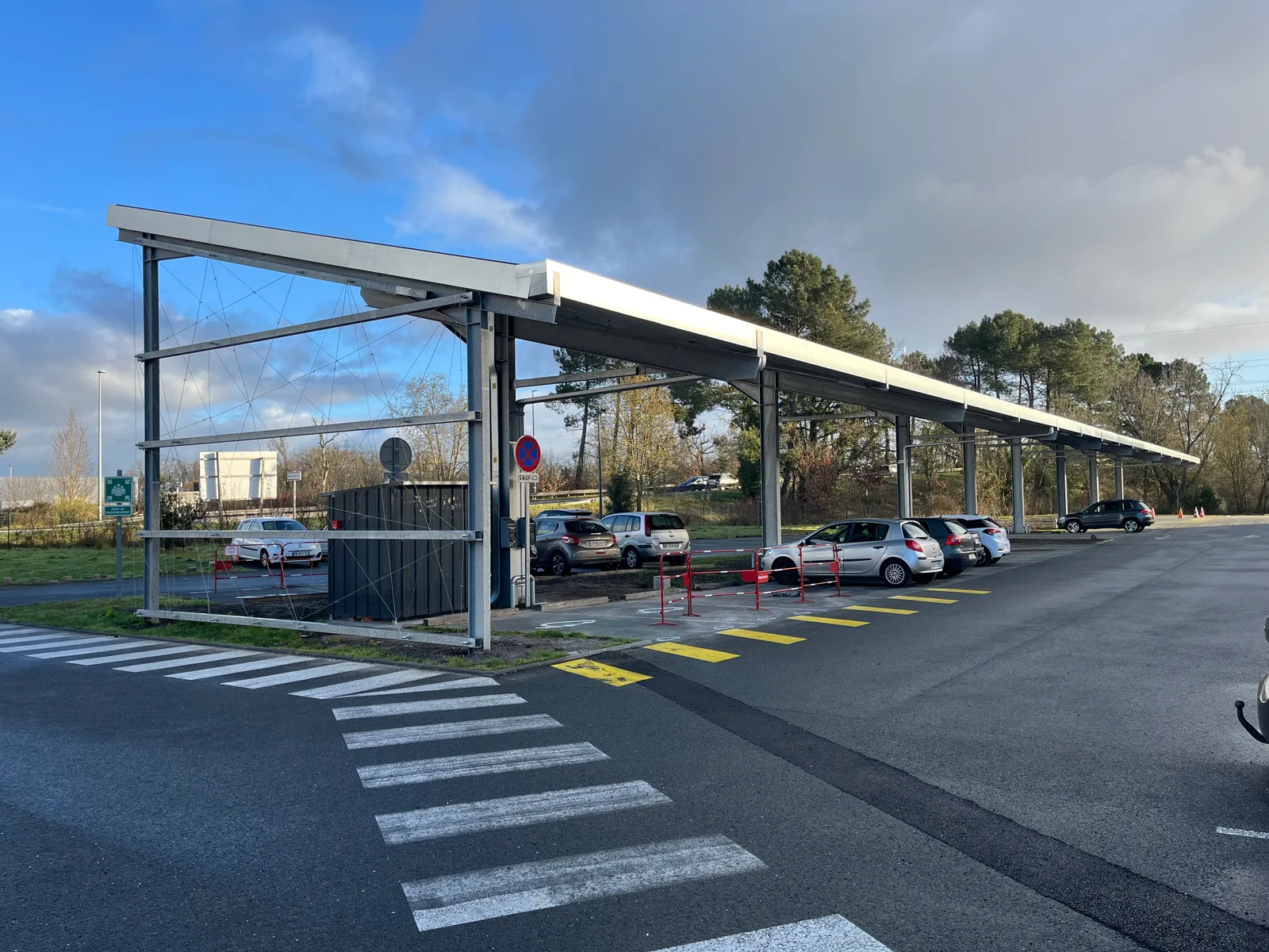 Création d’une production d’électricité photovoltaïque par ombrière et panneaux au sol sur un site ICPE (33)