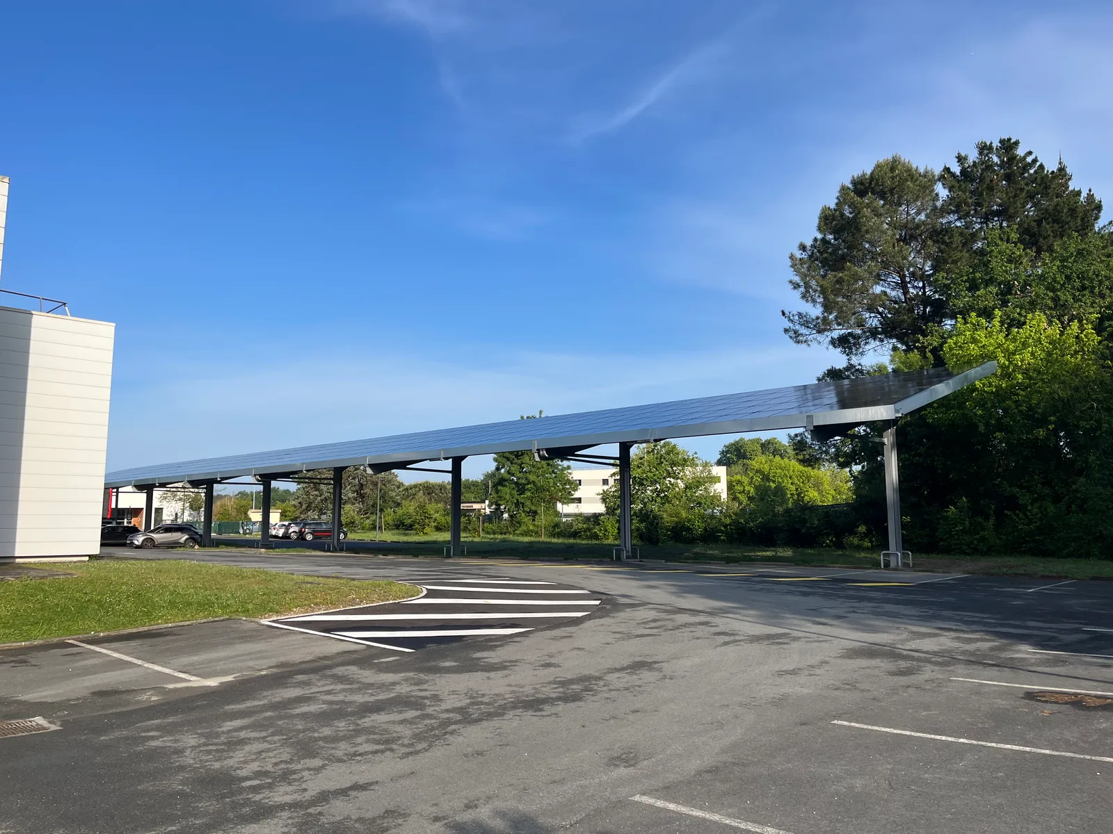 Création d’une production d’électricité photovoltaïque par ombrière et panneaux au sol sur un site ICPE (33)