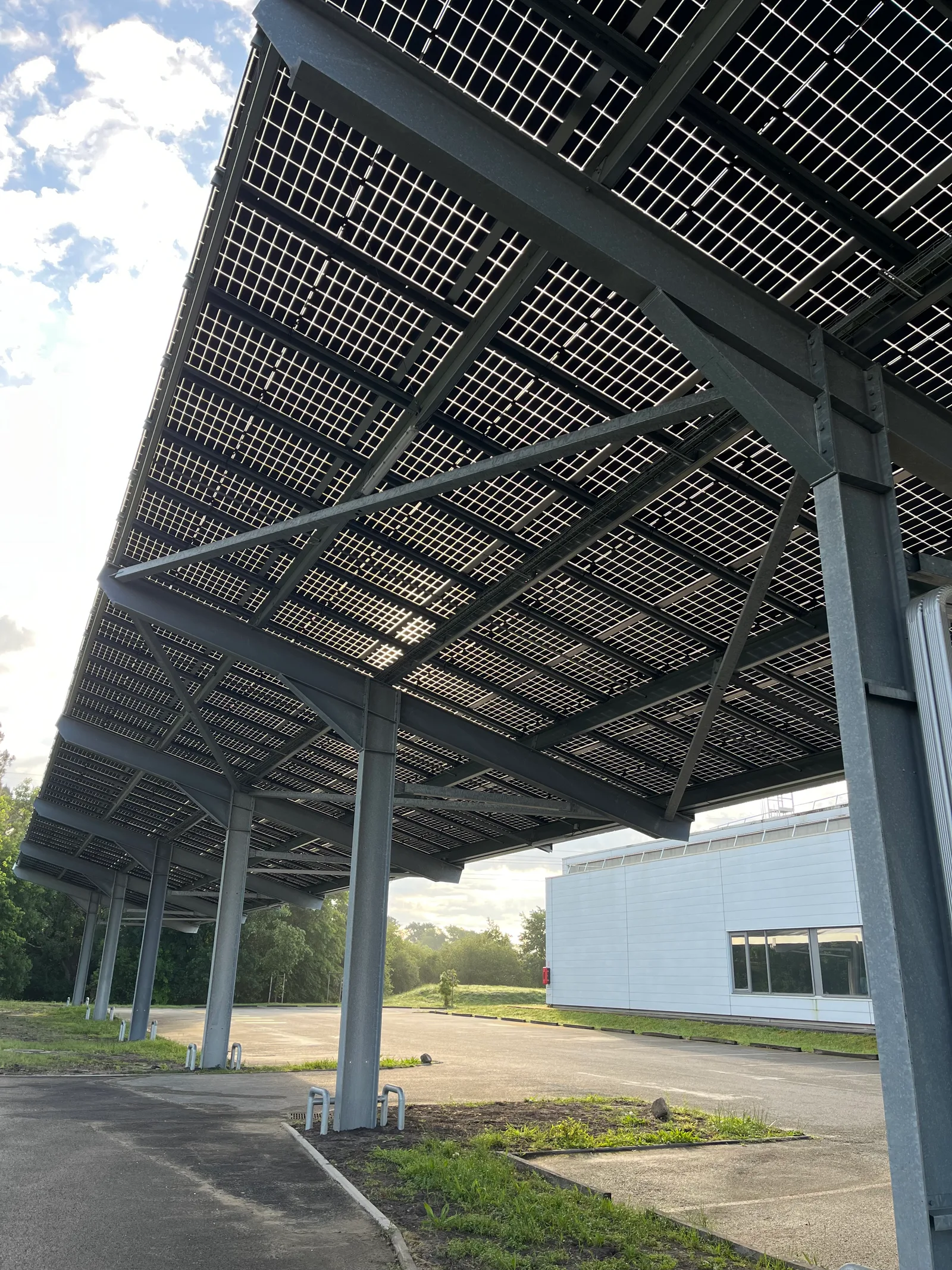 Création d’une production d’électricité photovoltaïque par ombrière et panneaux au sol sur un site ICPE (33)
