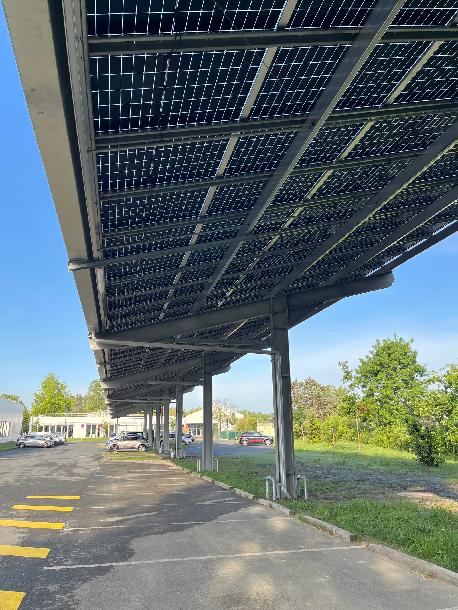 Création d’une production d’électricité photovoltaïque par ombrière et panneaux au sol sur un site ICPE (33)