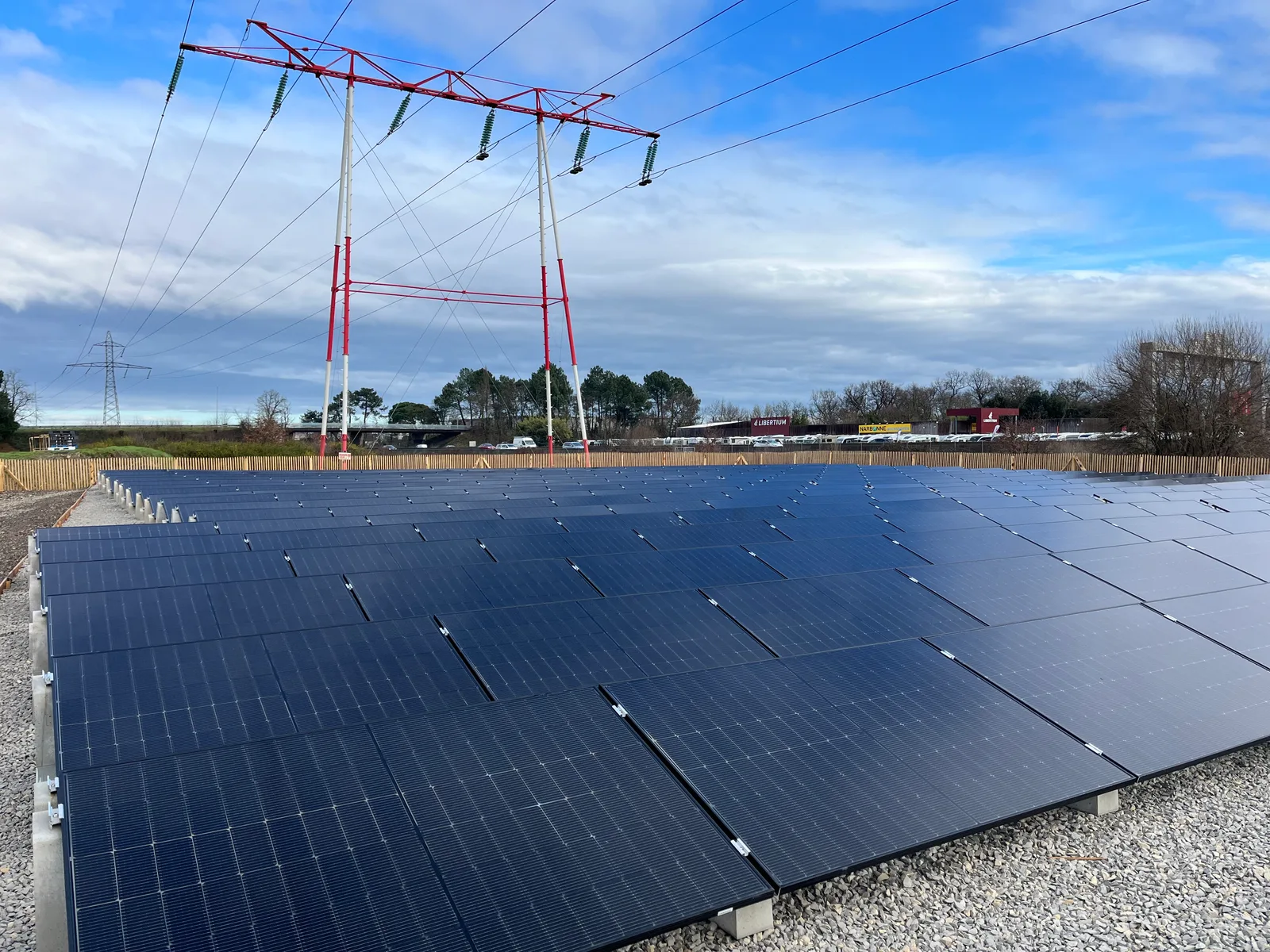 Création d’une production d’électricité photovoltaïque par ombrière et panneaux au sol sur un site ICPE (33)