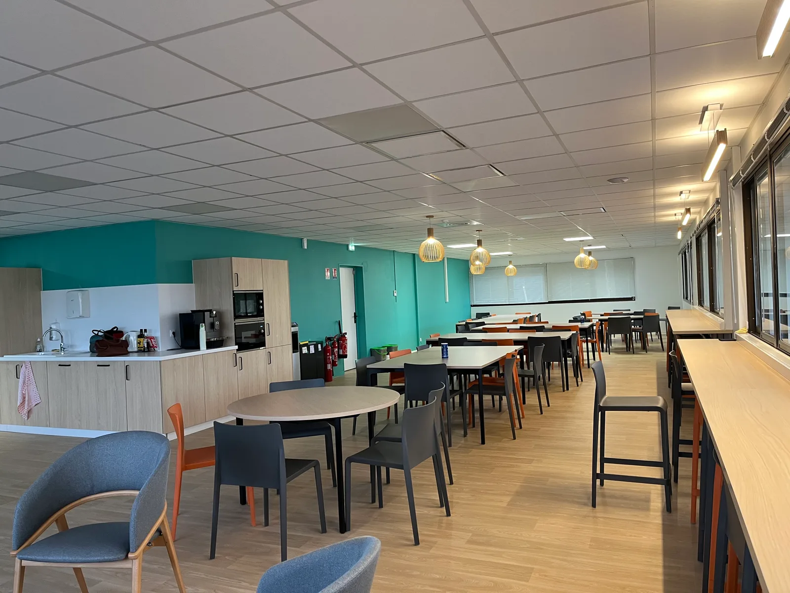 Aménagement d’un bâtiment pour la création de salles de production et d’espaces tertiaires (33)