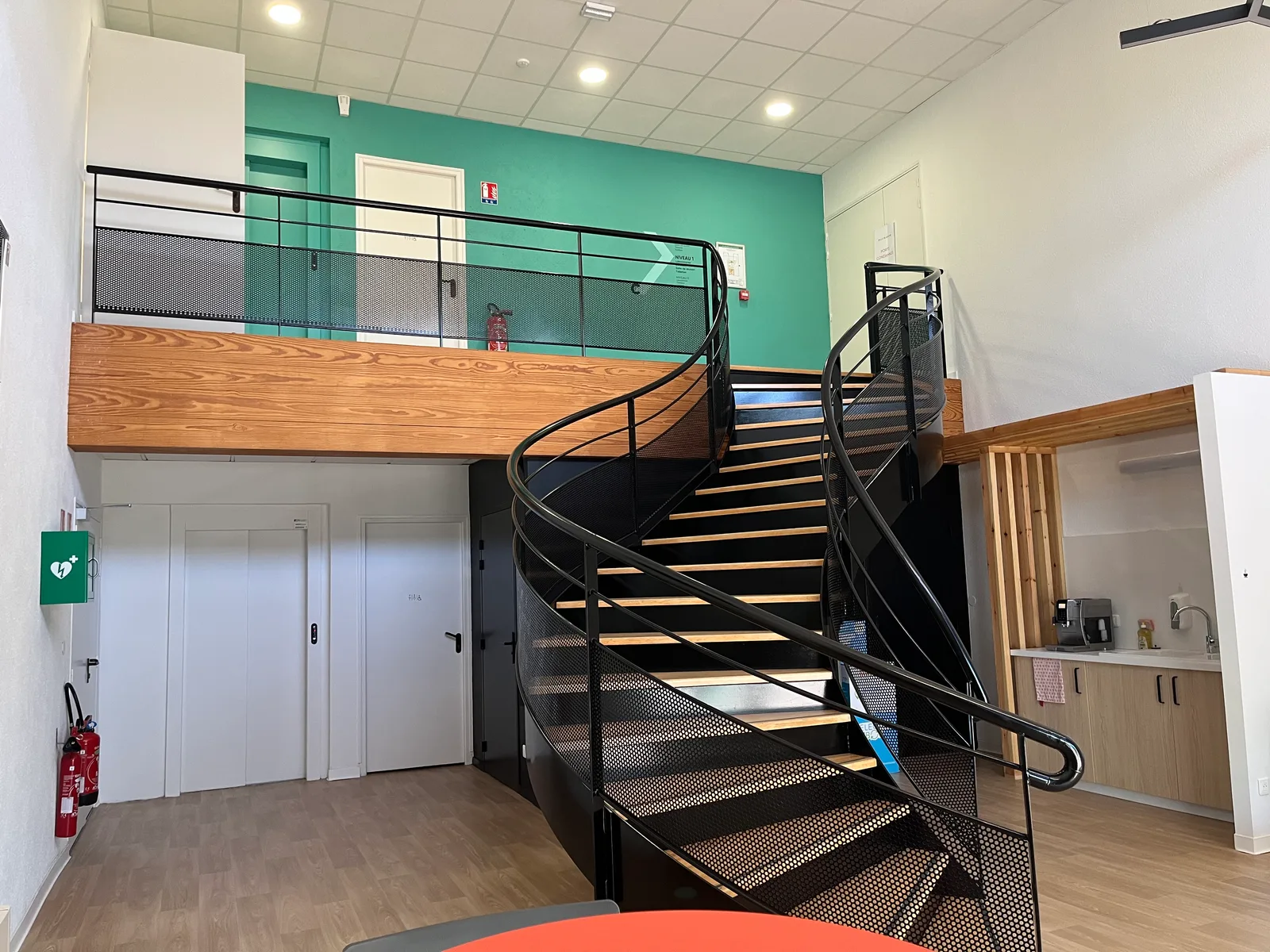 Aménagement d’un bâtiment pour la création de salles de production et d’espaces tertiaires (33)