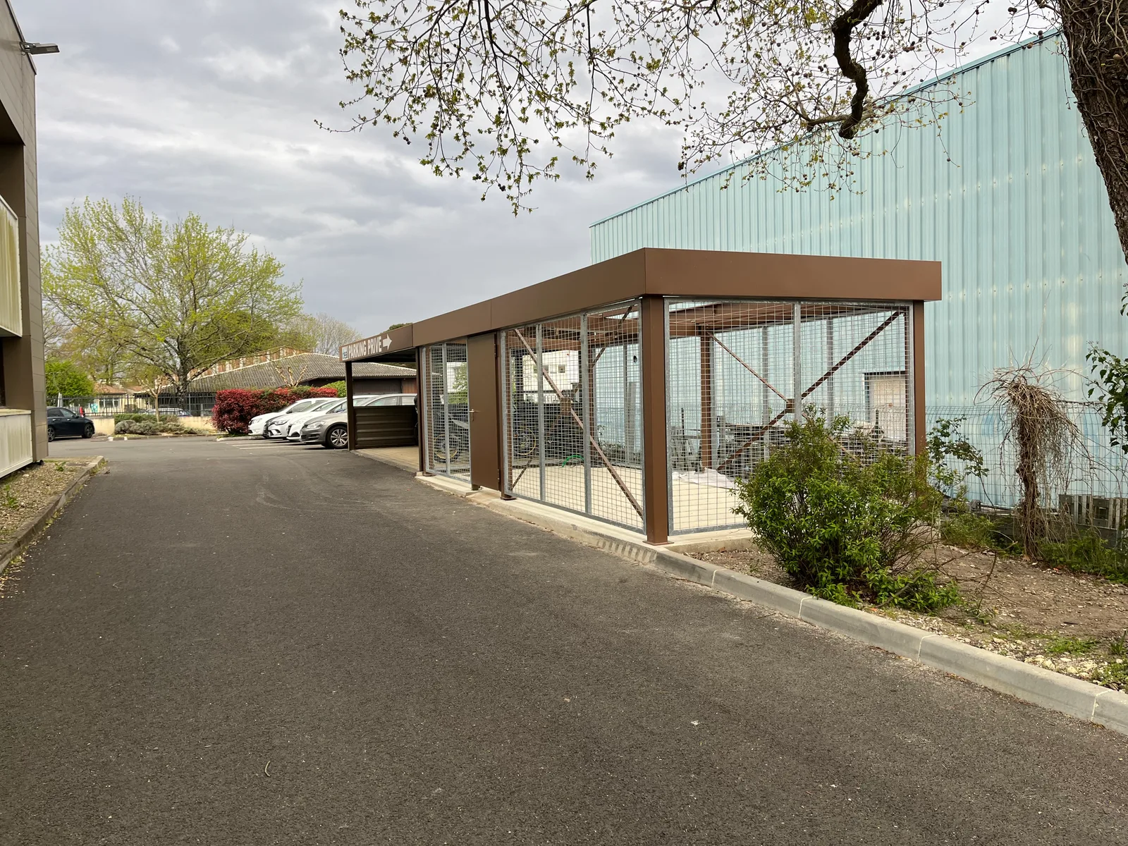 Aménagement d’un bâtiment pour la création de salles de production et d’espaces tertiaires (33)